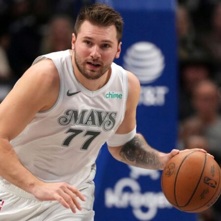 Luka Doncic z Mavericks se vrací poté, co vynechal zápas s bolavým kolenem