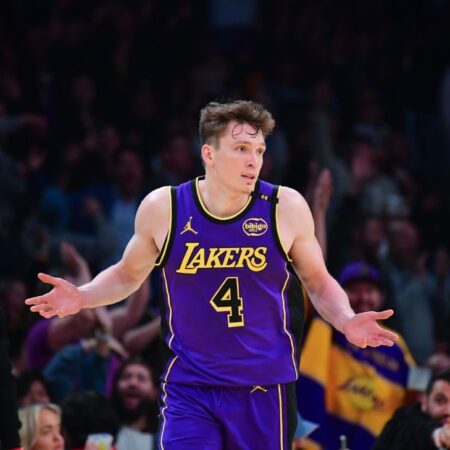 Dalton Knecht z Lakers dosáhl 37 bodů a vyrovnal rekord nováčka s 9 3s