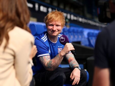 Ed Sheeran pomohl podepsat hráče Ipswiche před show Taylor Swift