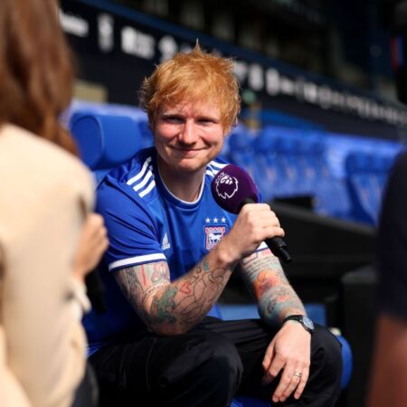 Ed Sheeran pomohl podepsat hráče Ipswiche před show Taylor Swift