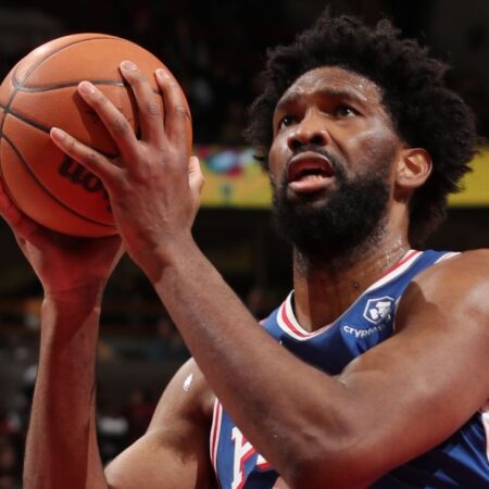 Sixers‘ Joel Embiid (zlomenina dutin) se vrací do základní sestavy