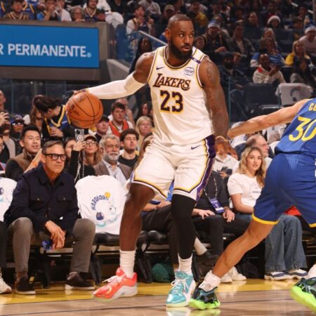 LeBron James, Steph Curry doručují, když Lakers vyhrají vánoční klasiku