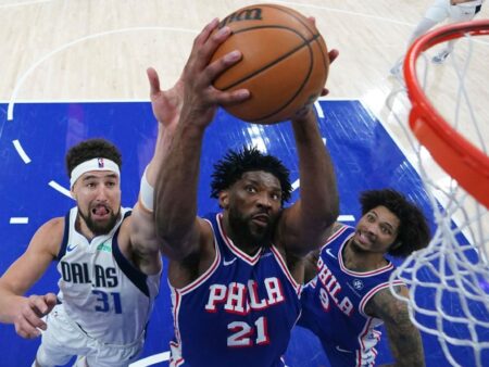 Joel Embiid zveřejňuje trojnásobné dvojici pro Sixers ve vítězství v návratu