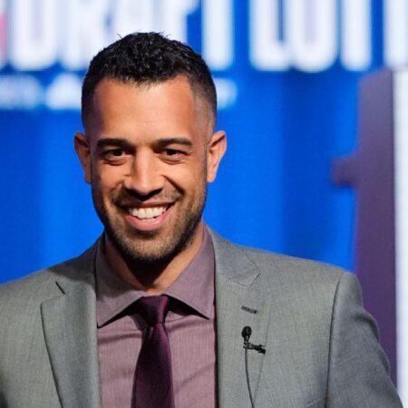 Hawks propaguje Onsi Saleh do GM po odpálení Landry Fields