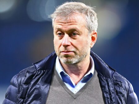 Vláda Velké Británie hrozí, že žaluje Romana Abramoviče před prodejem Chelsea