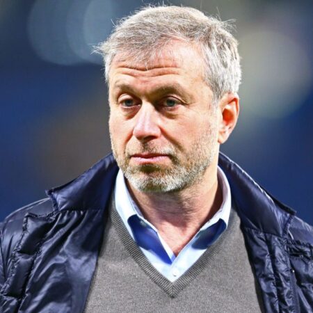 Vláda Velké Británie hrozí, že žaluje Romana Abramoviče před prodejem Chelsea