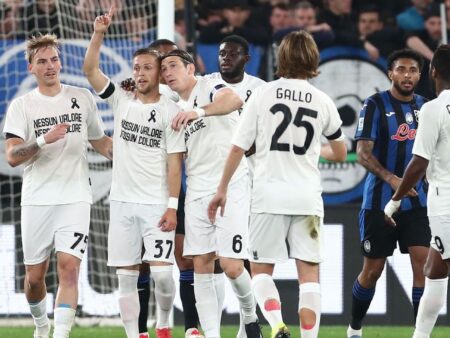 „Žádná hodnota, žádná barva“: Lecce nosit bílou košili v protestu Serie A