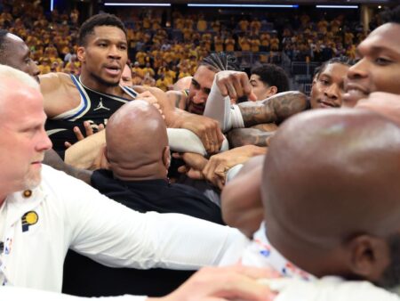 Giannis se zabývá konfrontací s otcem Tyrese Haliburtona
