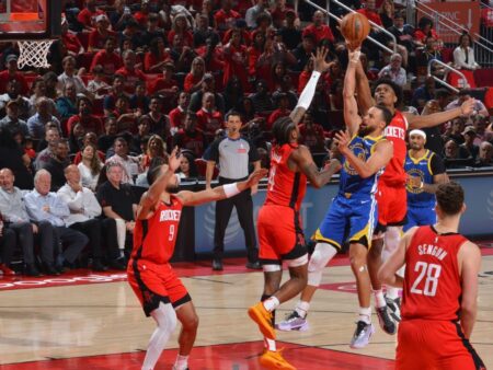 Warriors zbláznili, když se rakety zaměřují na zraněný palec Curry