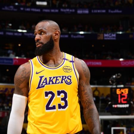 LeBron James se o budoucnosti nerozhodl po Lakersově prvním kole