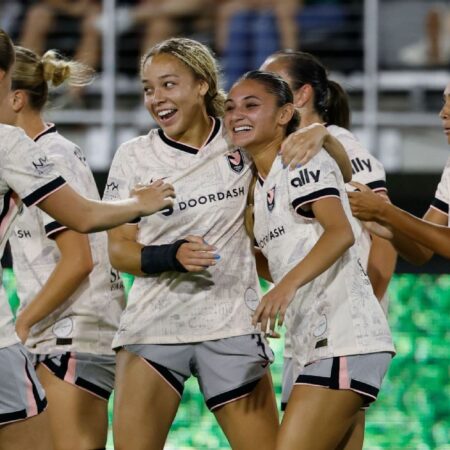 Thompsonovy sestry dosahují historie NWSL s cílem připojení cíle v Angel City Win