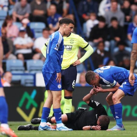 Leicester City vs. Southampton zpoždění, když rozhodčí trpí zraněním hlavy
