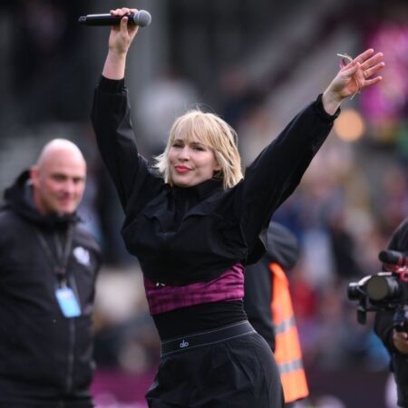 Burnley slaví povýšení zpěvem s Natasha Bedingfield