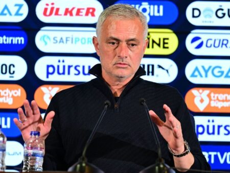 Jose Mourinho ticho o budoucnosti, jak naděje titul Fenerbahce