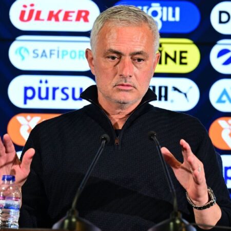 Jose Mourinho ticho o budoucnosti, jak naděje titul Fenerbahce