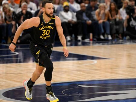 Zdroje: Stephen Curry (hamstring) nastaven na chybějící alespoň týden