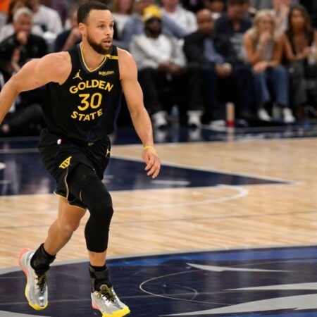 Zdroje: Stephen Curry (hamstring) nastaven na chybějící alespoň týden
