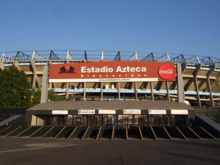 Zrekonstruoval stadion Azteca a znovu otevřel v březnu na mistrovství světa v roce 2026