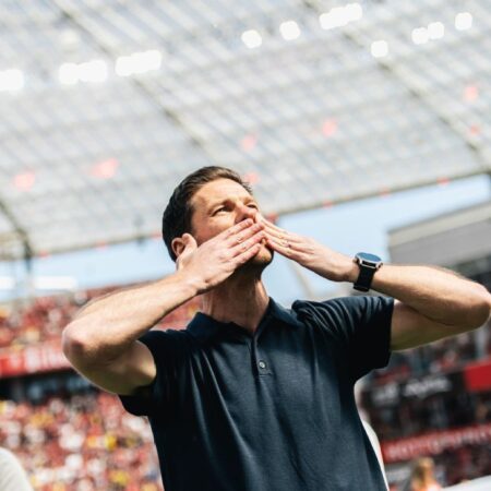 Bayer Leverkusen’s Xabi Alonso se rozloučí s fanoušky po ztrátě