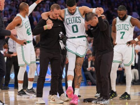 Celtics ‚Jayson Tatum odveden ve hře 4 s poraněním nohou