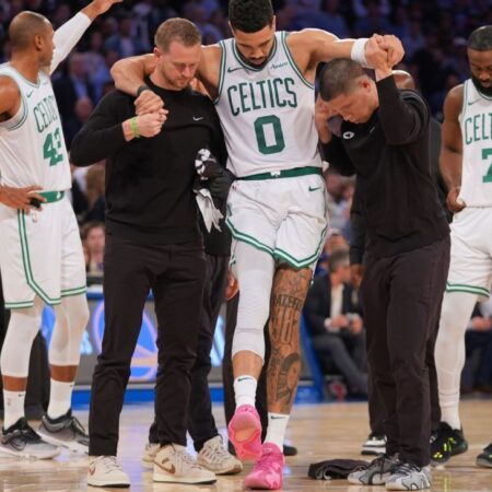 Celtics ‚Jayson Tatum odveden ve hře 4 s poraněním nohou