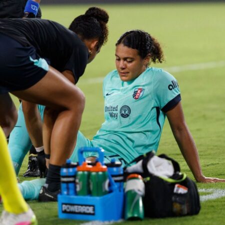 USA, Kansas City Současný obránce Alana Cook trpí roztrhaným ACL