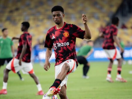 Man United Winger Amad Diallo vysvětluje gesto fanouškům v Malajsii
