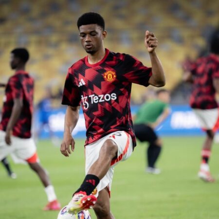 Man United Winger Amad Diallo vysvětluje gesto fanouškům v Malajsii