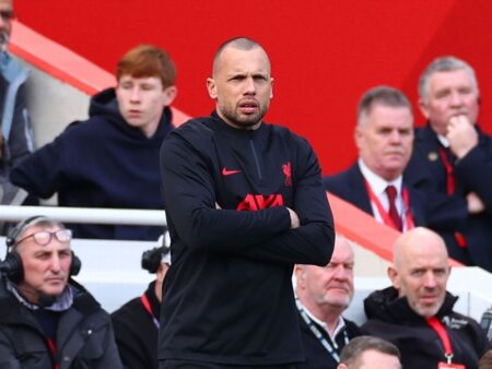 John Heitinga opouští Liverpool, aby převzal roli manažera Ajaxu