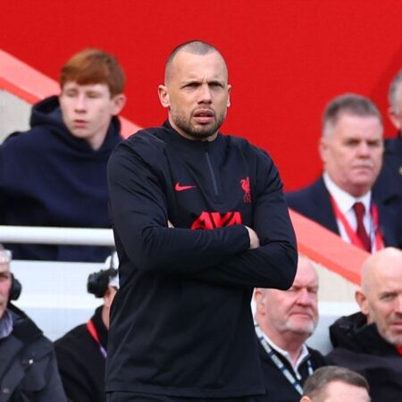 John Heitinga opouští Liverpool, aby převzal roli manažera Ajaxu