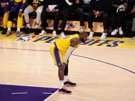 LeBron James říká koleno „dobré“, zaměření na 100% tréninkovým táborem