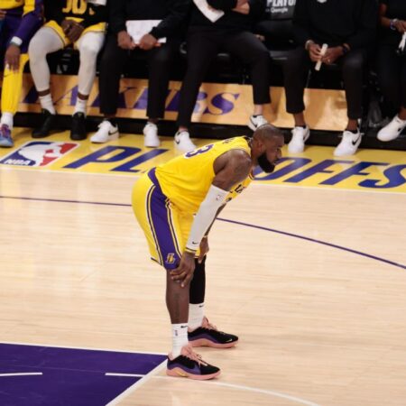 LeBron James říká koleno „dobré“, zaměření na 100% tréninkovým táborem