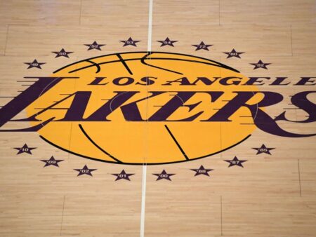 Rodina Buss souhlasí s tím, že prodá Lakers, aby Mark Waltera za 10 $ ocenění