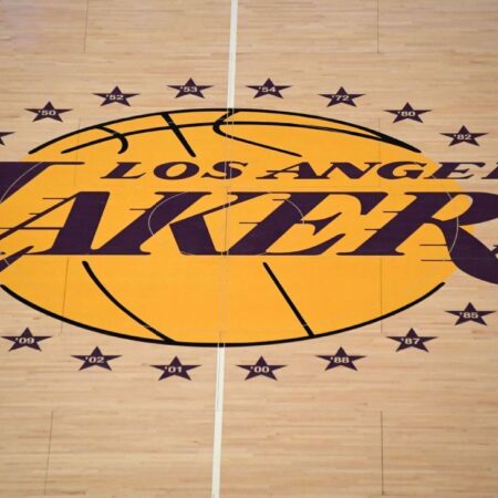 Rodina Buss souhlasí s tím, že prodá Lakers, aby Mark Waltera za 10 $ ocenění