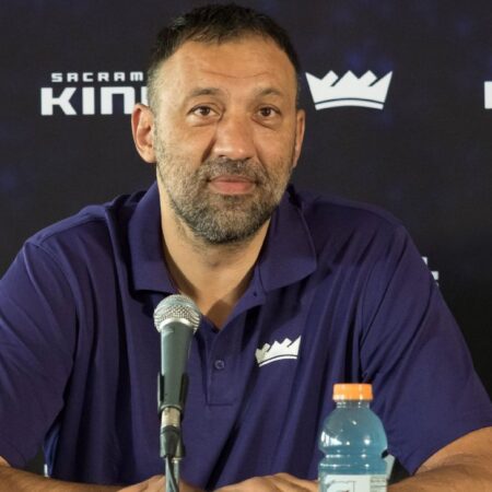 Ex-NBA Great Vlade Divac rozbije hip při nehodě motocyklů