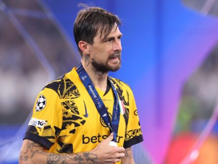 Inter Milána Acerbi ohrožuje fanoušek PSG nad finálním tauntem UCL