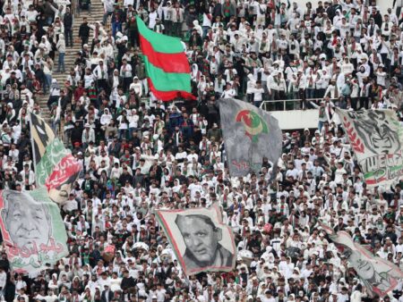 Tři mrtví, více než 70 zraněných na podzim stadionu Alžírska