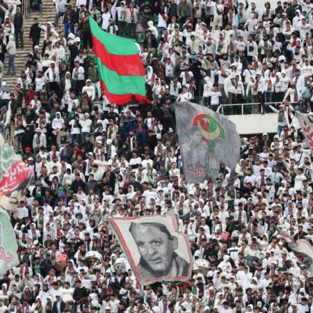 Tři mrtví, více než 70 zraněných na podzim stadionu Alžírska