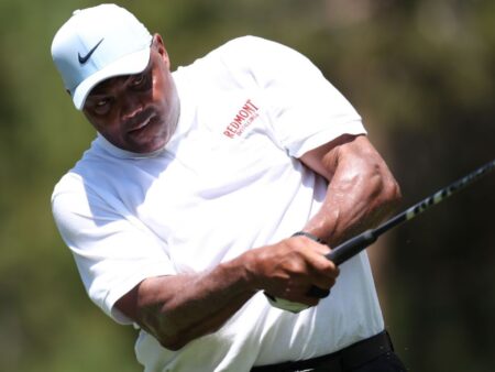 Charles Barkley je nejdelší výstřel, aby vyhrál golfový turnaj Celebrity