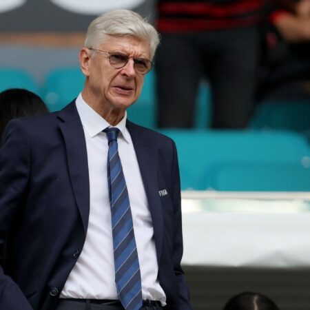 Wenger obhajuje mistrovství světa v klubu uprostřed kritiky Klopp