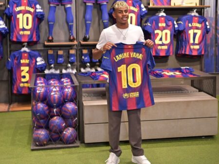 Největší č. 10 let z Barcelony jako Yamal zdědí ikonickou košili