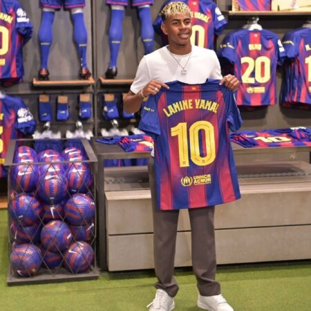 Největší č. 10 let z Barcelony jako Yamal zdědí ikonickou košili
