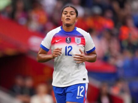 Anglie Jess Carter podléhá rasistickému zneužívání během Euro 2025